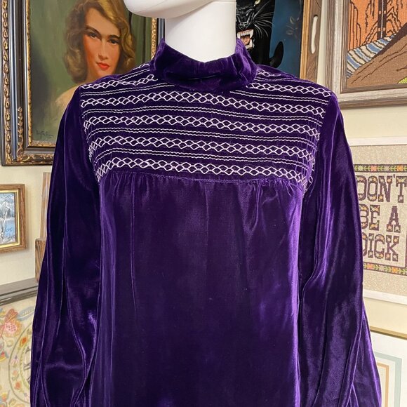 70s Vintage Purple Velvet Mini Dress with Smocked Yoke & Puff Sleeves Size 13 - Picture 2 of 6